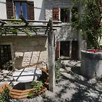 Mala Tonina Rakalj